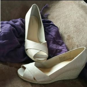 Liz Claiborne sz9 Champagne Wedges